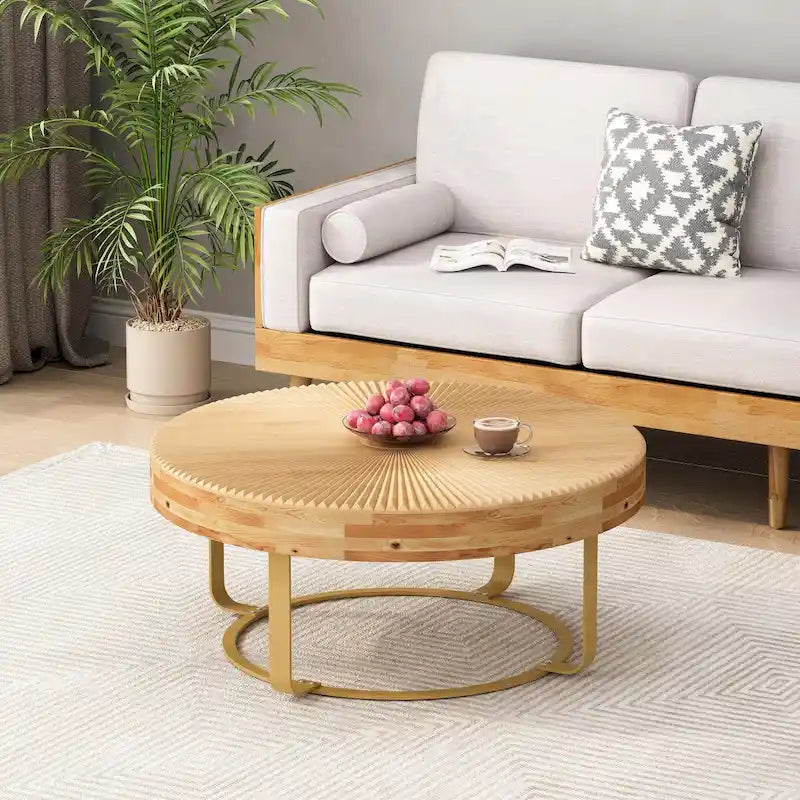 Ronde salontafel van massief grenenhout met metalen poten en gesneden patroon